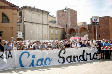 L’ultimo saluto a Sandro Mazzola: i tifosi accompagnano il corteo recitando la formazione della Grande Inter