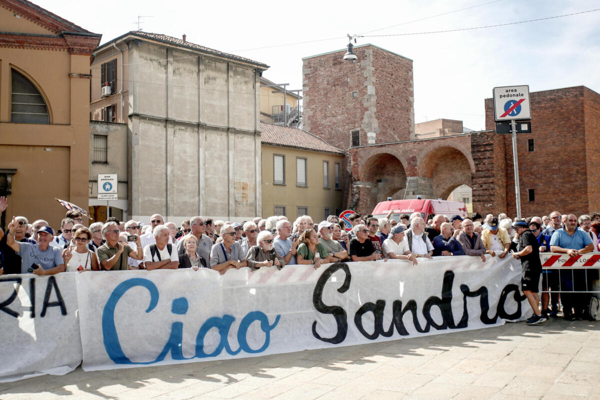 L’ultimo saluto a Sandro Mazzola: i tifosi accompagnano il corteo recitando la formazione della Grande Inter L’ultimo saluto a Sandro Mazzola: i tifosi accompagnano il corteo recitando la formazione della Grande Inter
