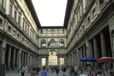 Maltempo a Firenze, pioggia agli Uffizi: sfiorato il Bacco di Caravaggio, nessuna opera danneggiata