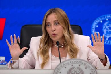 Meloni cala l’asso: «Addio al bollo auto». Ma sui carburanti il taglio delle accise è ridotto