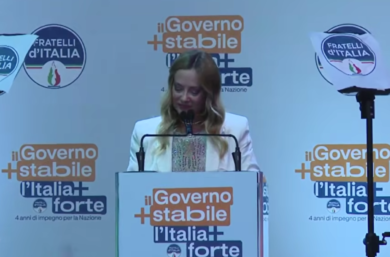 Governo Meloni, al via la festa di FdI nel porto di Bari: la premier infiamma la folla