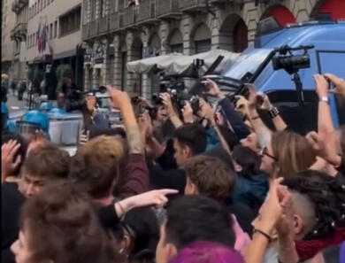 Vannacci a Torino, tensioni al presidio e uova contro gli agenti: «Fuori dalla città» – VIDEO
