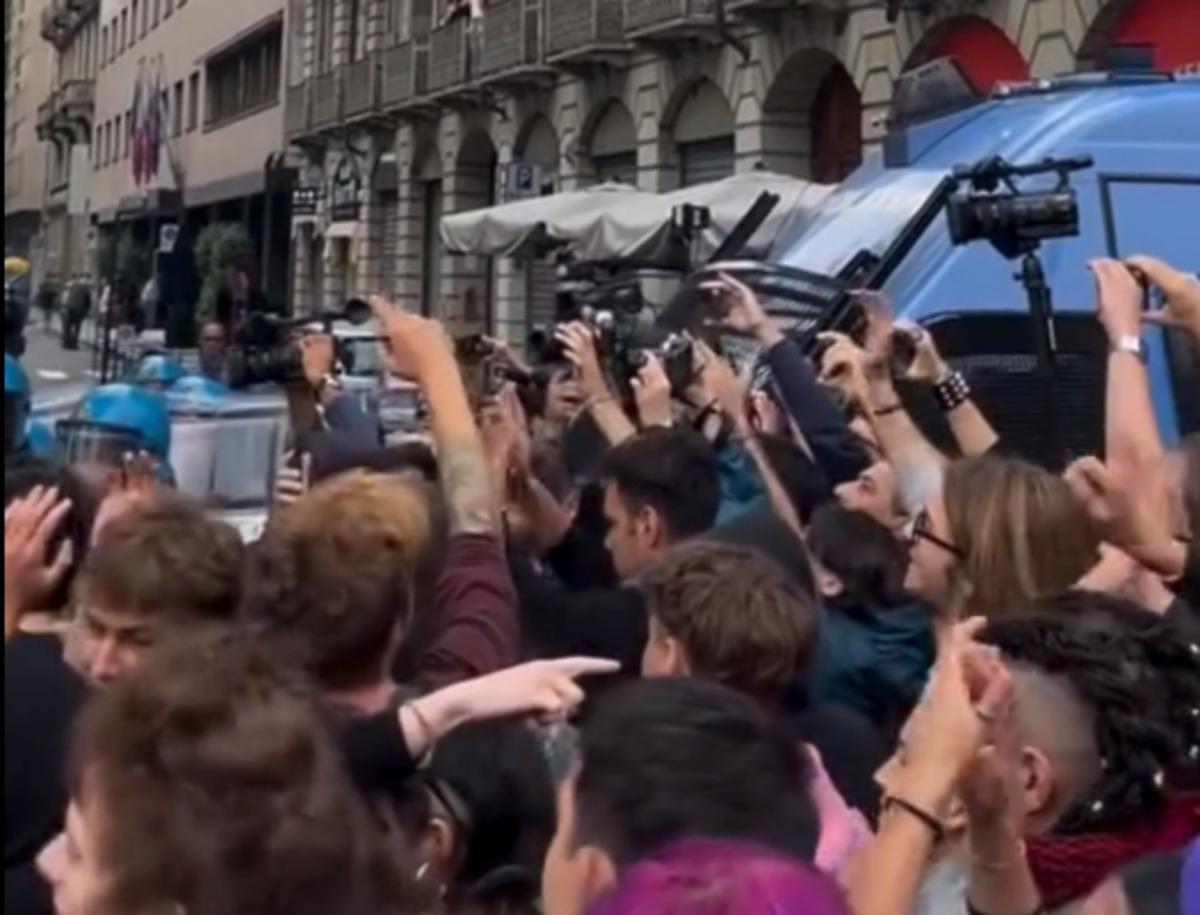 Vannacci a Torino, tensioni al presidio e uova contro gli agenti: «Fuori dalla città» – VIDEO