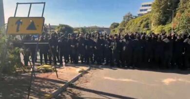 Gruppo di incappucciati blocca le strade d’accesso al porto di Dover: sei chilometri di coda