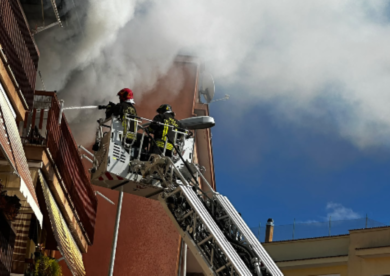 Paura a Canosa di Puglia, fiamme in un appartamento: l’intervento dei vigili del fuoco