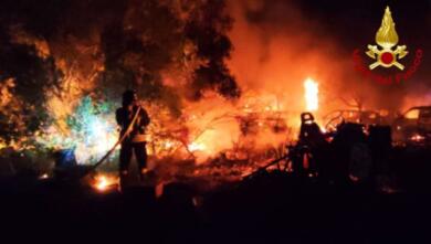 Vasto incendio tra Manduria e Francavilla Fontana, in fiamme 28 auto: indagano i carabinieri – VIDEO