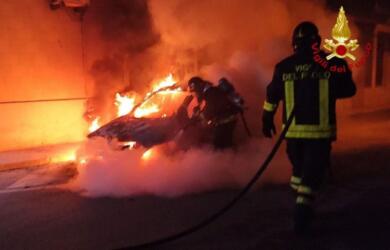 Paura a San Michele Salentino, auto in marcia avvolta dalle fiamme: in salvo gli occupanti