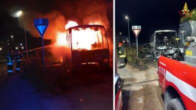 Villa Castelli, in fiamme un autobus parcheggiato all’esterno di un’officina: indagini in corso