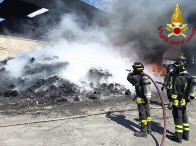 Lequile, torna a bruciare l’ecocentro: fiamme alimentate dal vento. Il sindaco: «Non doveva accadere» – VIDEO