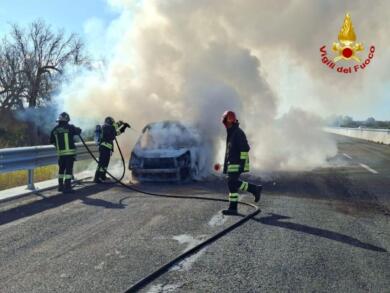 Paura sulla Lecce-Brindisi, furgone in marcia avvolto dalle fiamme: in salvo gli occupanti