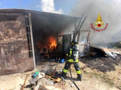 Brindisi, fiamme nel deposito di un’azienda agricola: intervengono i vigili del fuoco