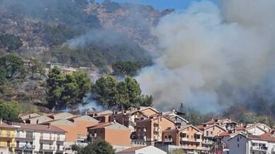 San Marco in Lamis, vasto incendio in periferia: fiamme e fumo a ridosso delle abitazioni