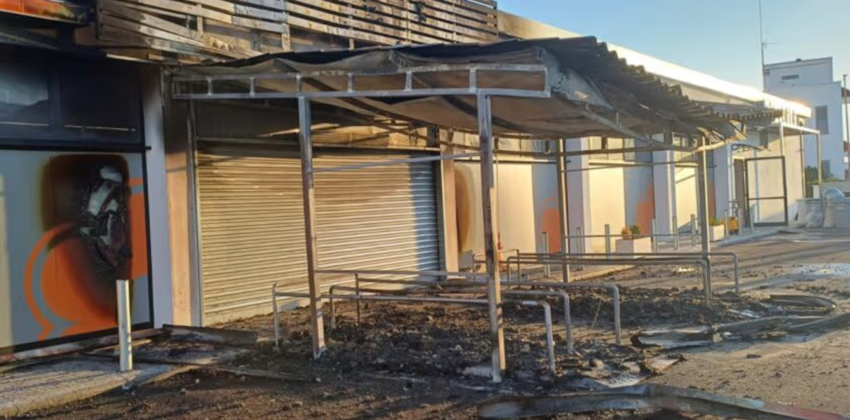 Incendio all’alba a Veglie, distrutti i carrelli di un supermercato: indagano i carabinieri Incendio all’alba a Veglie, distrutti i carrelli di un supermercato: indagano i carabinieri