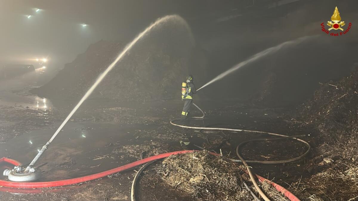 Incendio alla zona industriale di Monopoli, fiamme in un capannone di stoccaggio di biomasse – FOTO Incendio alla zona industriale di Monopoli, fiamme in un capannone di stoccaggio di biomasse – FOTO