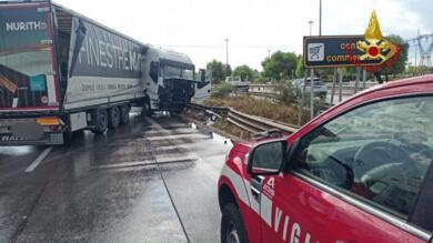 Tir perde il controllo sulla Ss 7 all’altezza del centro commerciale: traffico in tilt verso Taranto