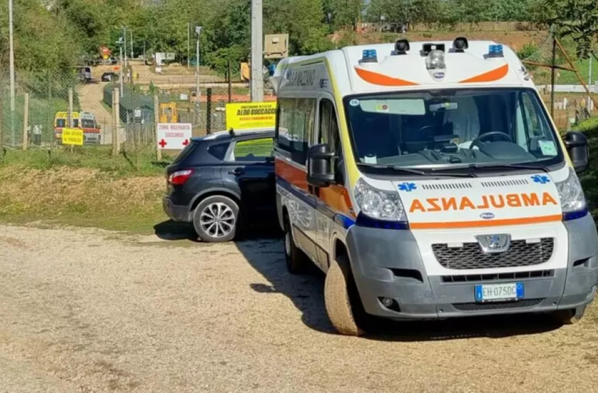 Tragedia al rally Mille Miglia a Brescia, una persona travolta e uccisa: la gara è stata sospesa Tragedia al rally Mille Miglia a Brescia, una persona travolta e uccisa: la gara è stata sospesa