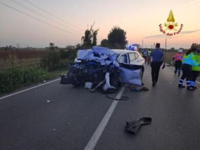 Incidente nel Mantovano, scontro frontale sulla provinciale: morti due uomini, uno era di Copertino