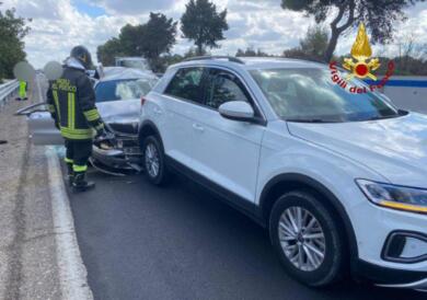 Incidente sulla statale 613 nel Brindisino, coinvolte quattro auto: cinque feriti soccorsi dal 118