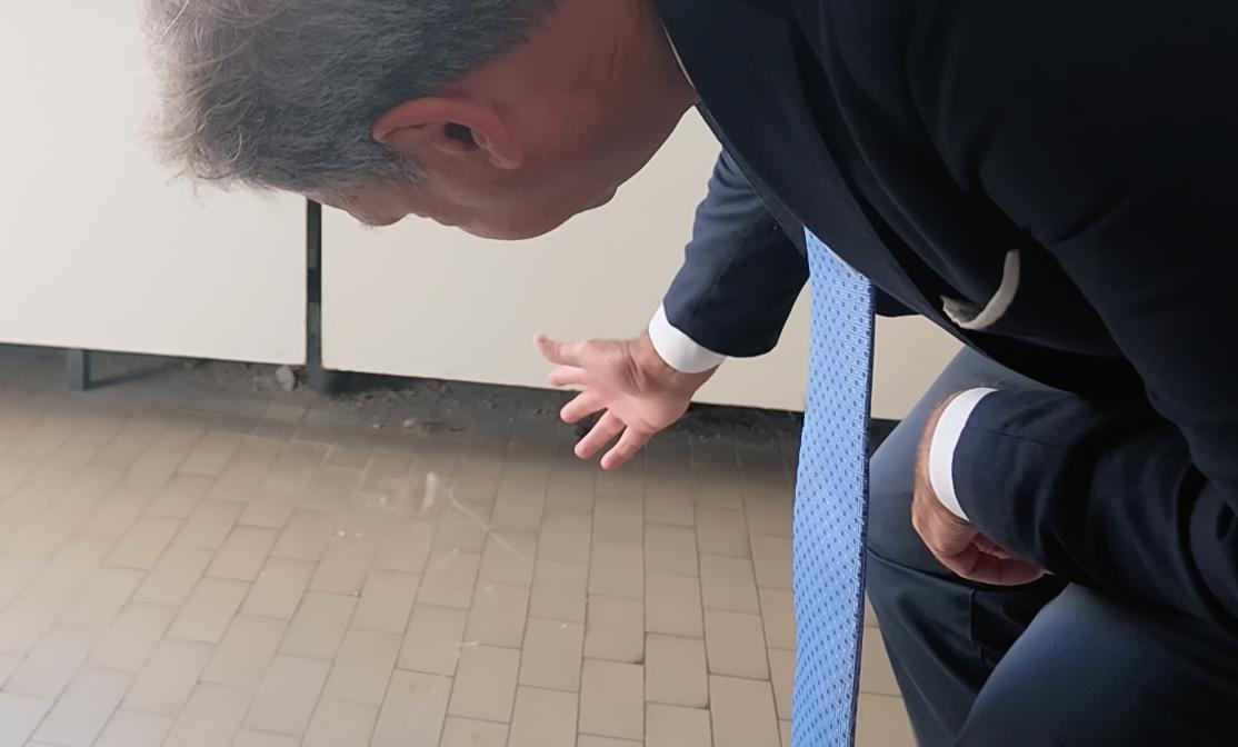 Lecce, ispezione di Pagliaro nel laboratorio analisi del “Fazzi”: «Un incubo tra muffa e blatte» – FOTO e VIDEO