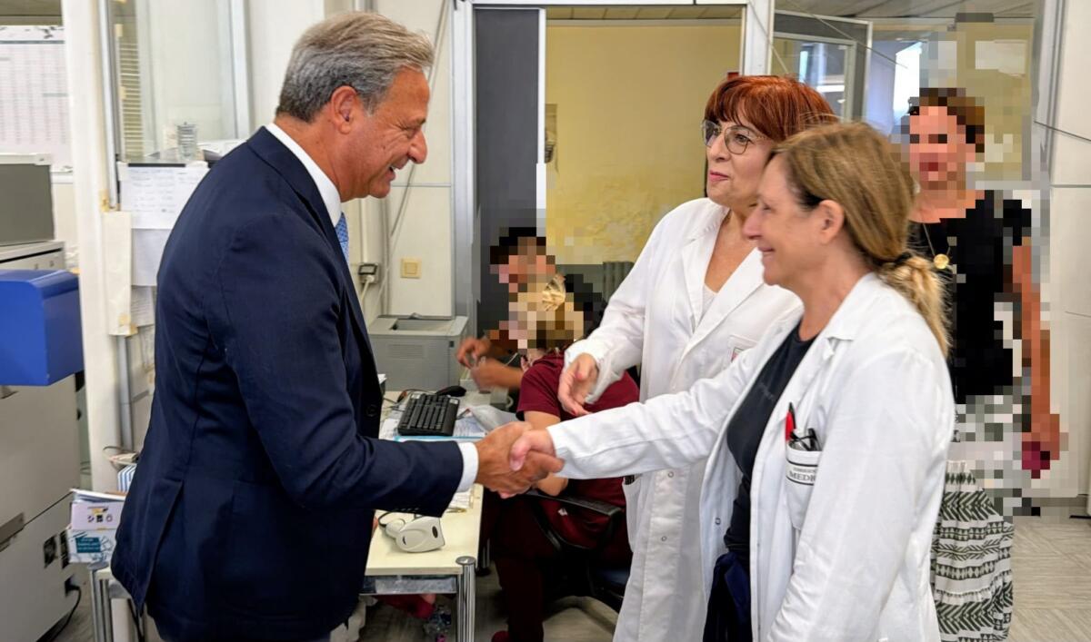 Lecce, ispezione di Pagliaro nel laboratorio analisi del “Fazzi”: «Un incubo tra muffa e blatte» – FOTO e VIDEO