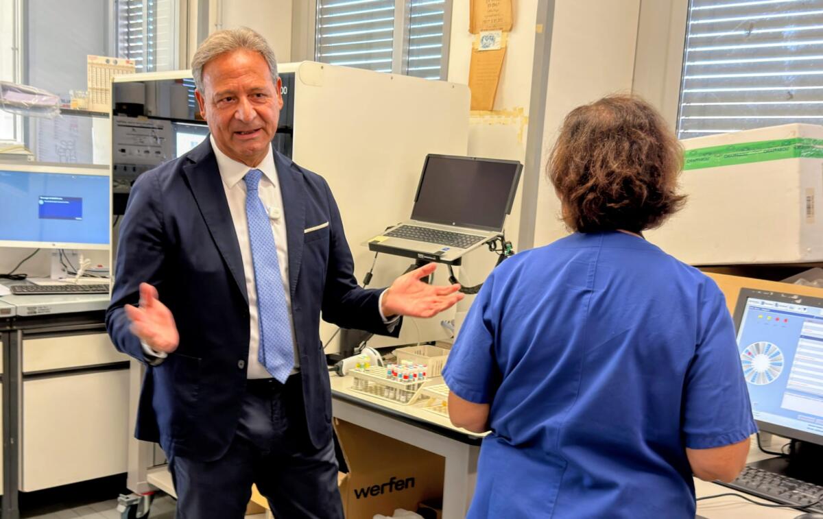 Lecce, ispezione di Pagliaro nel laboratorio analisi del “Fazzi”: «Un incubo tra muffa e blatte» – FOTO e VIDEO