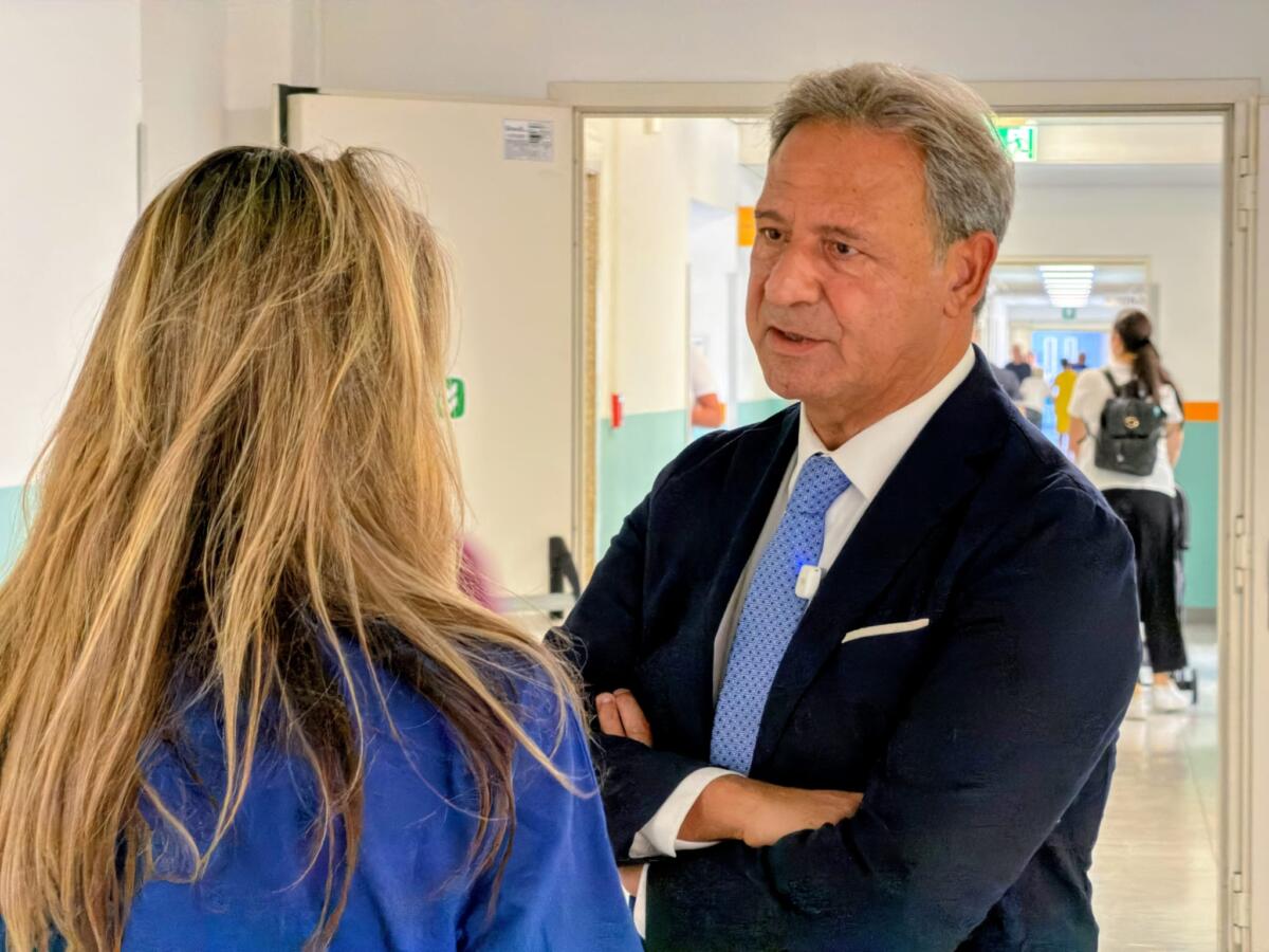Lecce, ispezione di Pagliaro nel laboratorio analisi del “Fazzi”: «Un incubo tra muffa e blatte» – FOTO e VIDEO