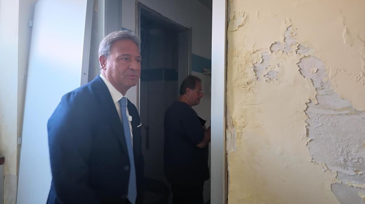Lecce, ispezione di Pagliaro nel laboratorio analisi del “Fazzi”: «Un incubo tra muffa e blatte» – FOTO e VIDEO