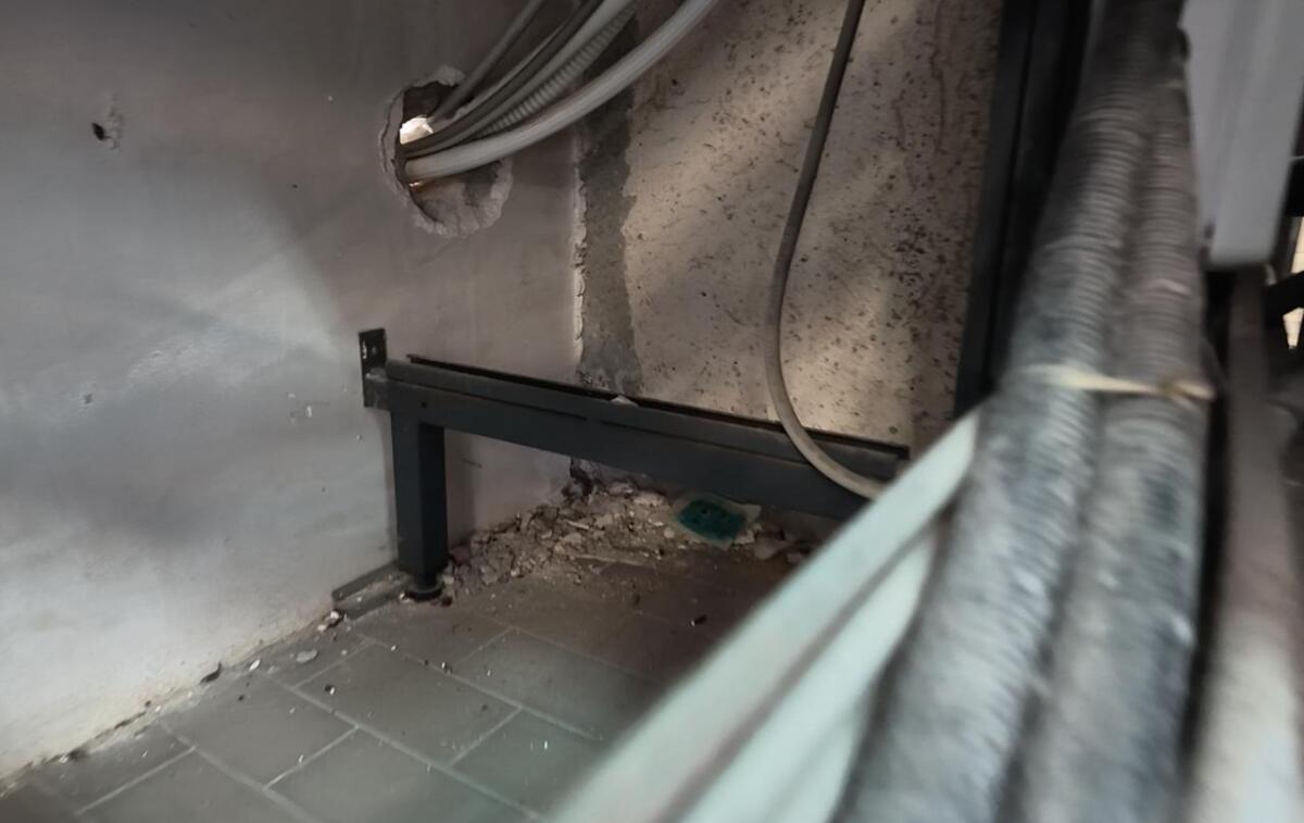 Lecce, ispezione di Pagliaro nel laboratorio analisi del “Fazzi”: «Un incubo tra muffa e blatte» – FOTO e VIDEO