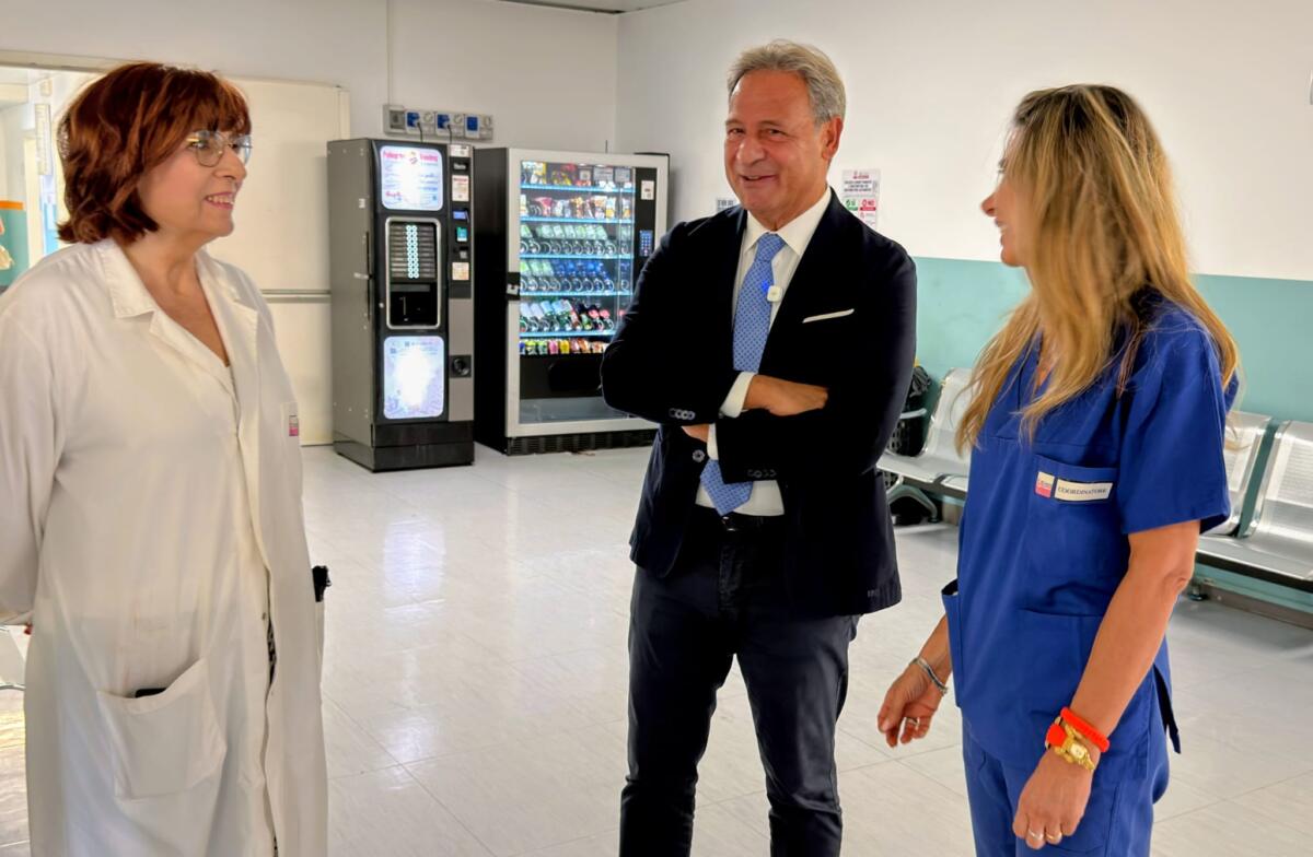 Lecce, ispezione di Pagliaro nel laboratorio analisi del “Fazzi”: «Un incubo tra muffa e blatte» – FOTO e VIDEO