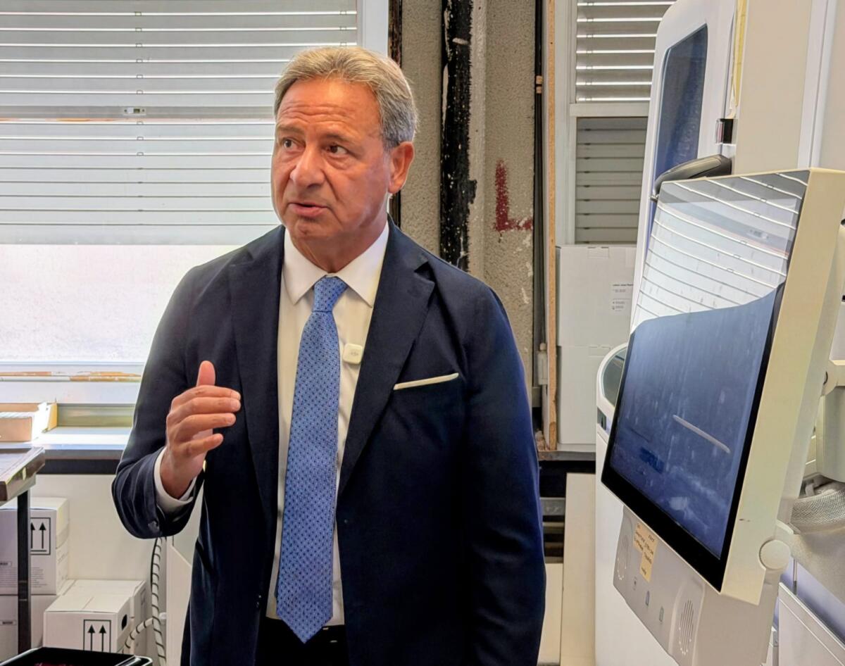 Lecce, ispezione di Pagliaro nel laboratorio analisi del “Fazzi”: «Un incubo tra muffa e blatte» – FOTO e VIDEO