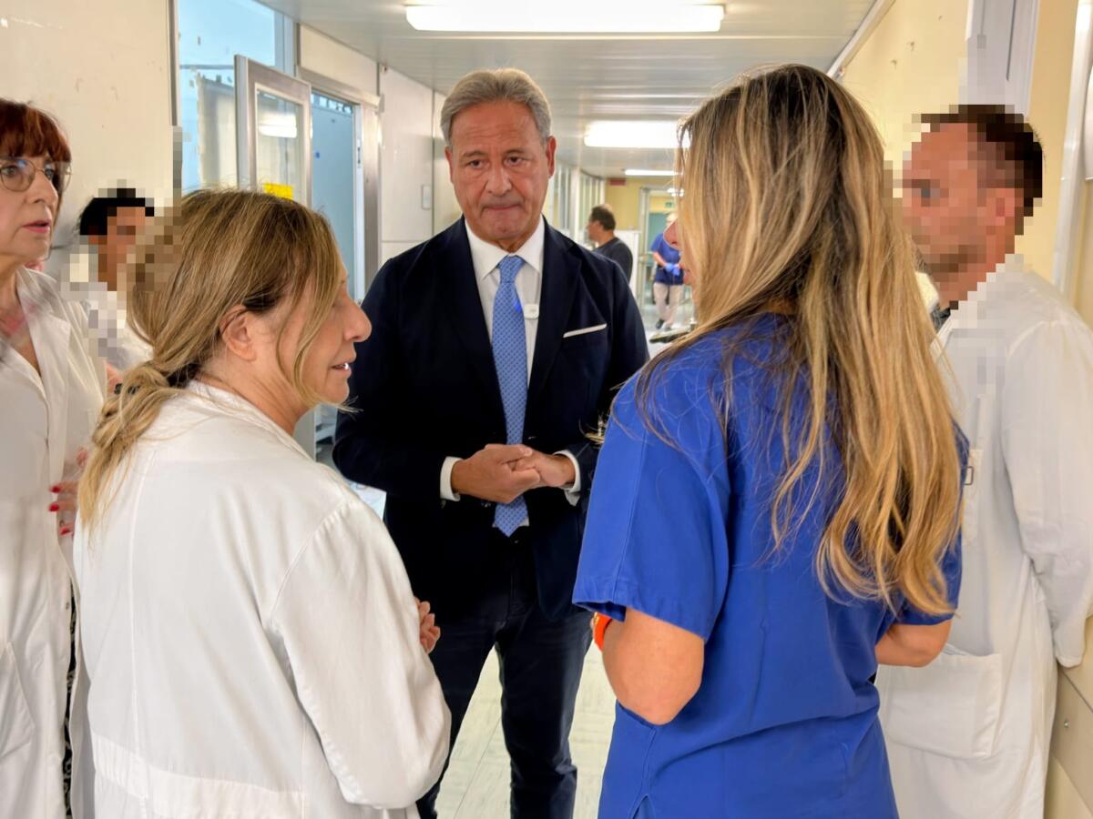 Lecce, ispezione di Pagliaro nel laboratorio analisi del “Fazzi”: «Un incubo tra muffa e blatte» – FOTO e VIDEO