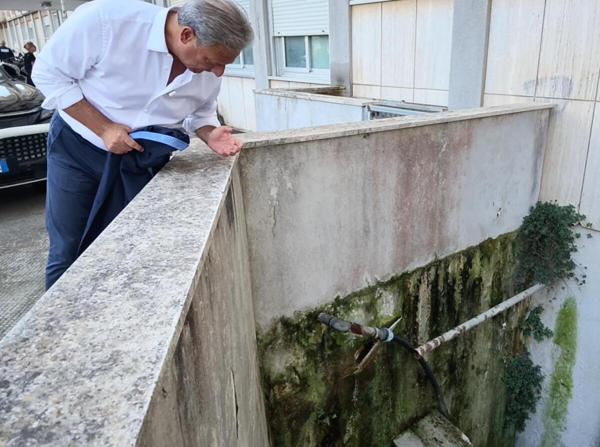 Lecce, ispezione di Pagliaro nel laboratorio analisi del “Fazzi”: «Un incubo tra muffa e blatte» – FOTO e VIDEO