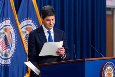 La Fed rialza i tassi di 25 punti base, possibile un altro ritocco nel 2026: «Decisione unanime»