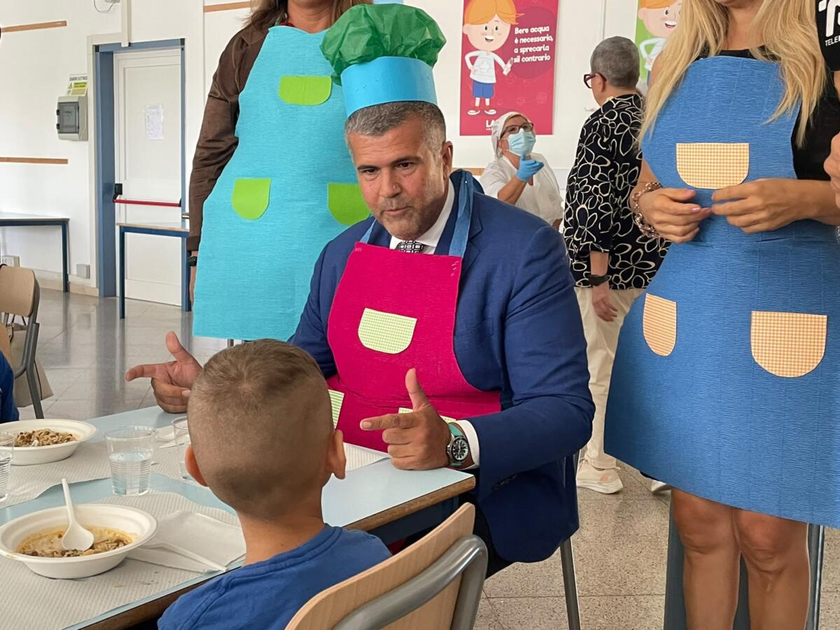 Bari, Leccese e Lacoppola inaugurano il servizio mensa a scuola: «Quest’anno oltre 5mila iscritti» – FOTO