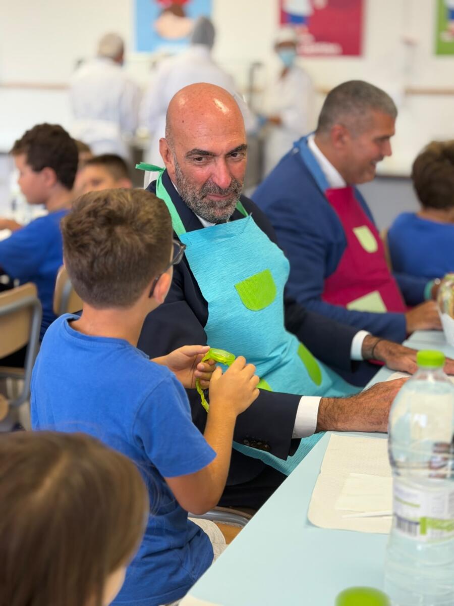 Bari, Leccese e Lacoppola inaugurano il servizio mensa a scuola: «Quest’anno oltre 5mila iscritti» – FOTO