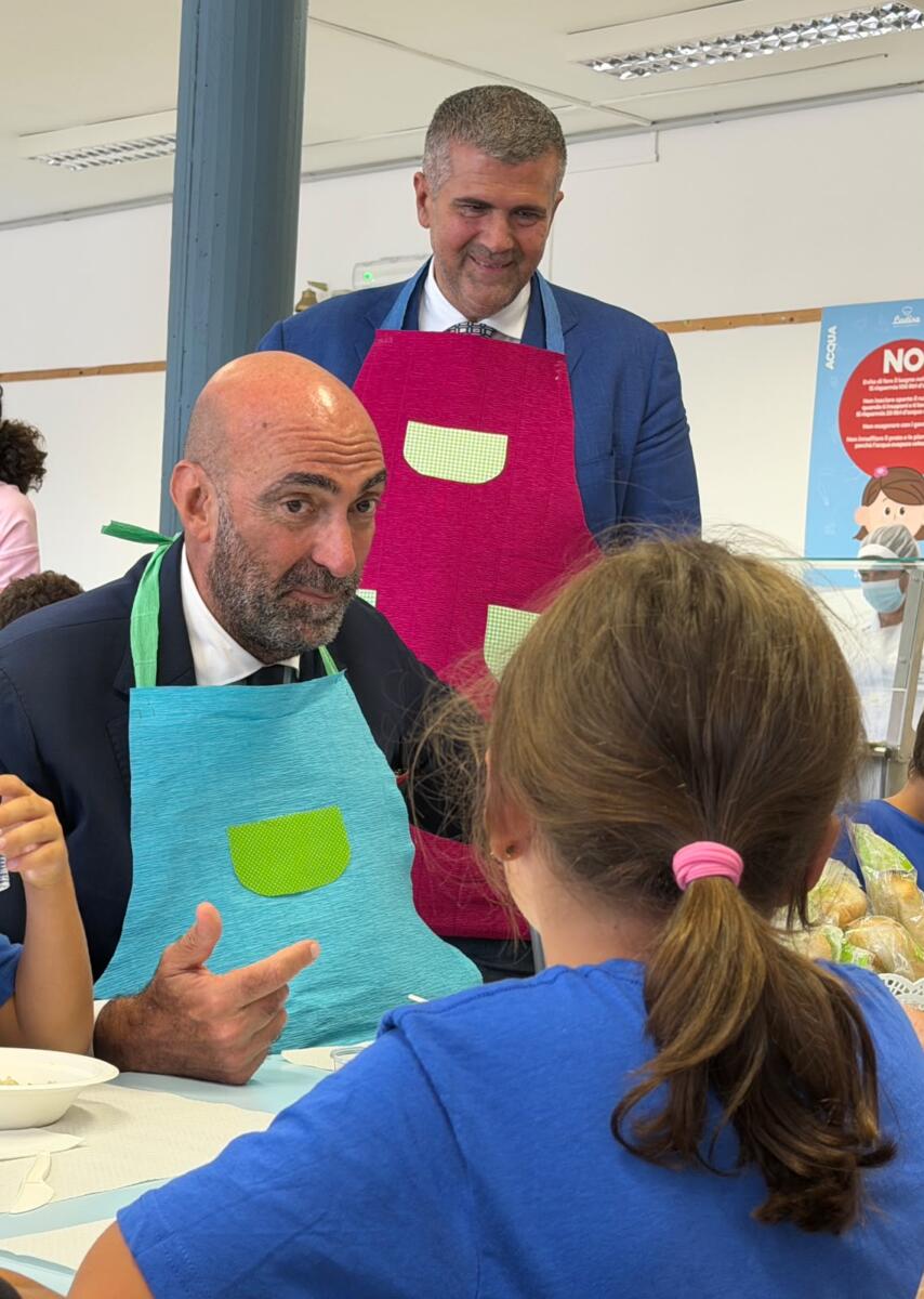 Bari, Leccese e Lacoppola inaugurano il servizio mensa a scuola: «Quest’anno oltre 5mila iscritti» – FOTO