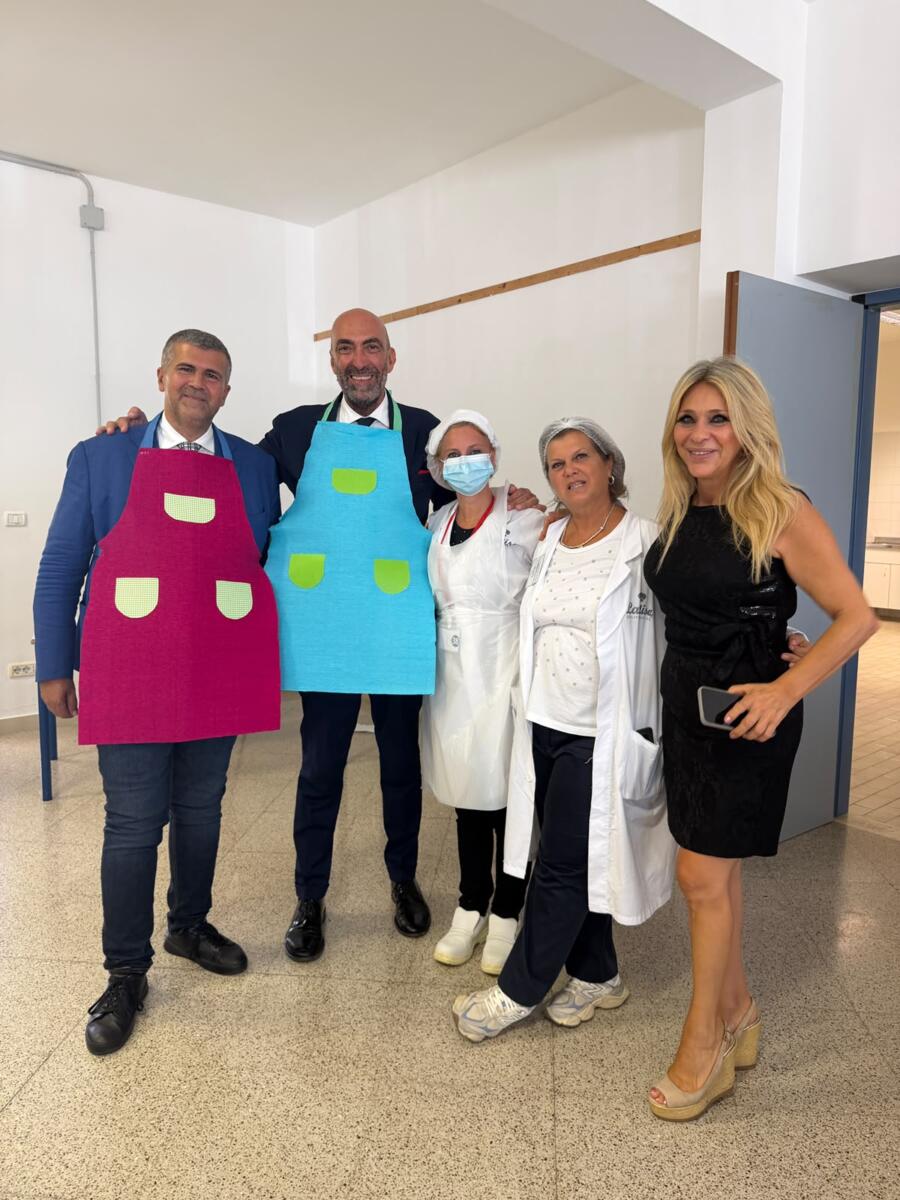 Bari, Leccese e Lacoppola inaugurano il servizio mensa a scuola: «Quest’anno oltre 5mila iscritti» – FOTO
