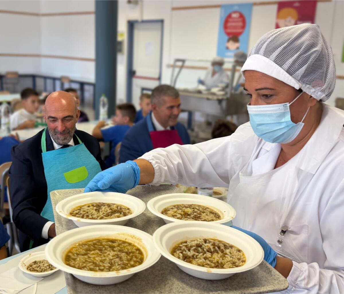 Bari, Leccese e Lacoppola inaugurano il servizio mensa a scuola: «Quest’anno oltre 5mila iscritti» – FOTO