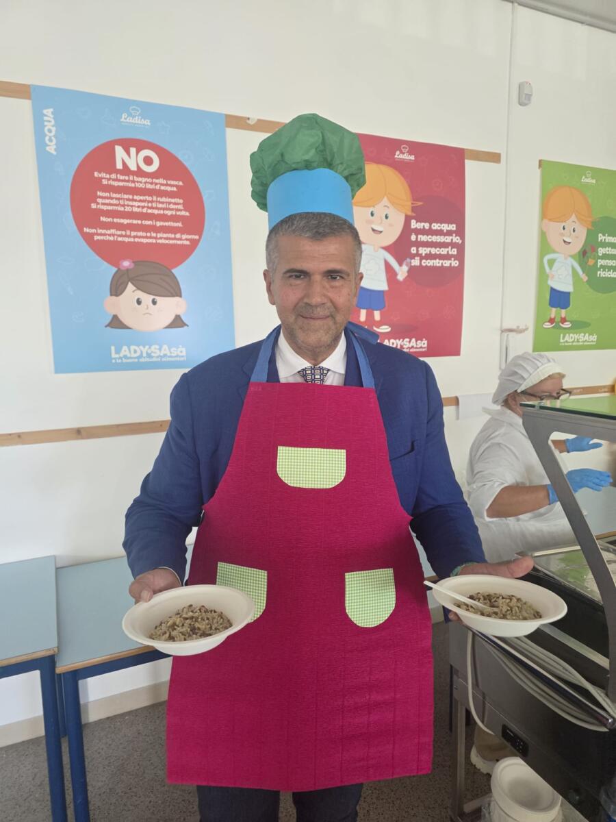 Bari, Leccese e Lacoppola inaugurano il servizio mensa a scuola: «Quest’anno oltre 5mila iscritti» – FOTO