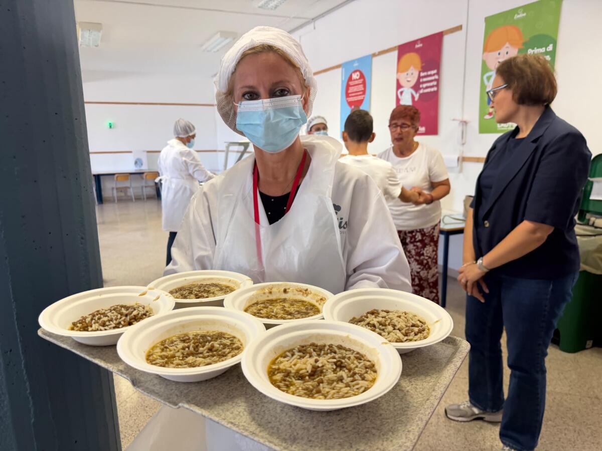 Bari, Leccese e Lacoppola inaugurano il servizio mensa a scuola: «Quest’anno oltre 5mila iscritti» – FOTO