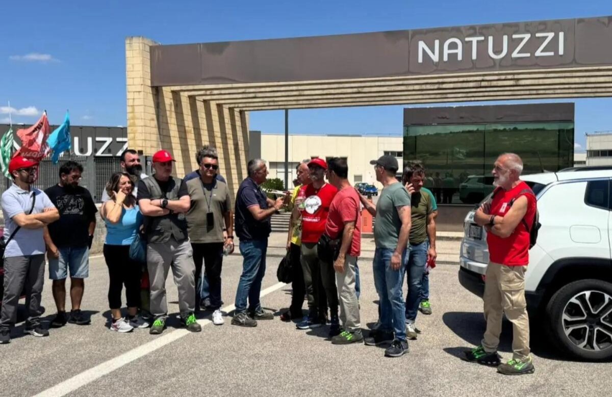 Natuzzi, lo stipendio arriva in due tranche: «Alto tasso di assenteismo». Insorgono i sindacati Natuzzi, lo stipendio arriva in due tranche: «Alto tasso di assenteismo». Insorgono i sindacati