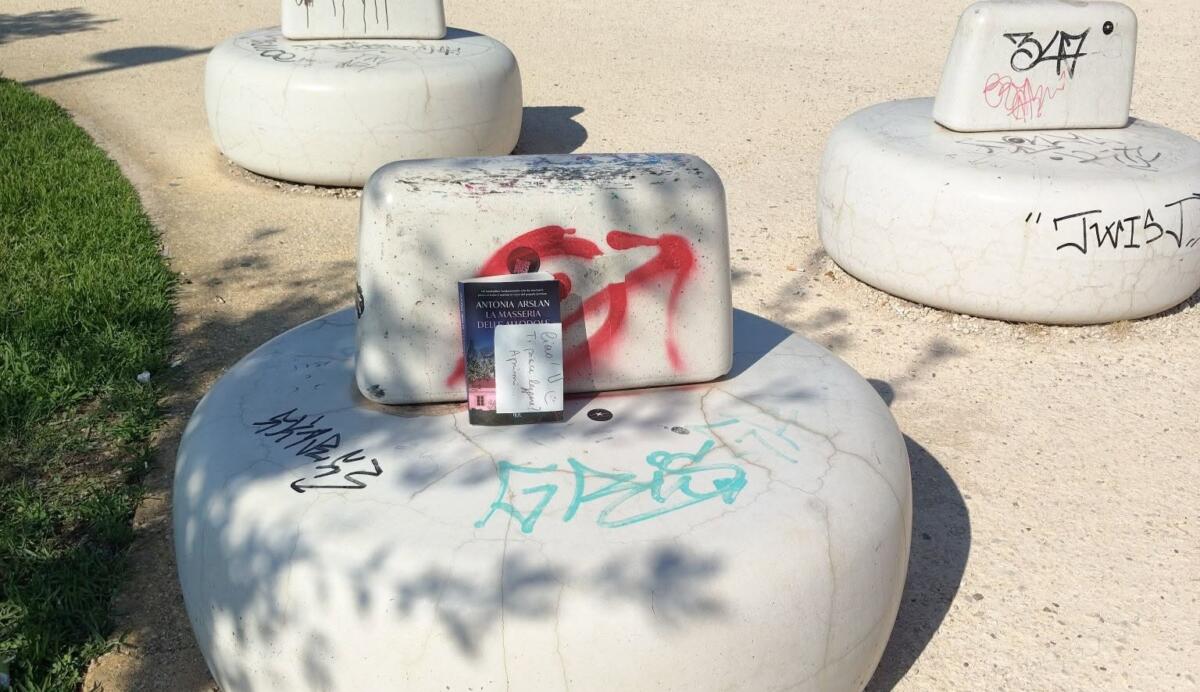 Bari, un libro abbandonato per ore sulla panchina al parco Rossani: giovani troppo presi dai social Bari, un libro abbandonato per ore sulla panchina al parco Rossani: giovani troppo presi dai social