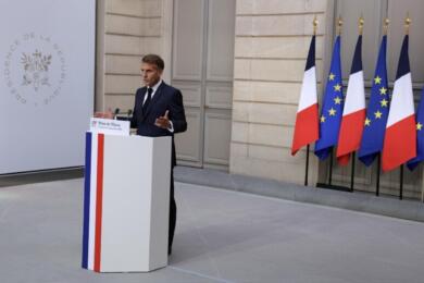 Macron avverte: «Attacchi ibridi russi non resteranno senza risposta»