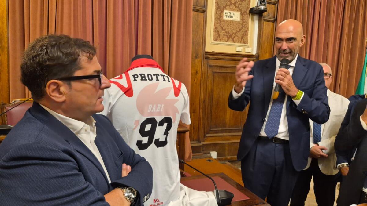Bari, presentato il “Protti Day”: tanti stelle del calcio, beneficenza e la “maglia tributo”