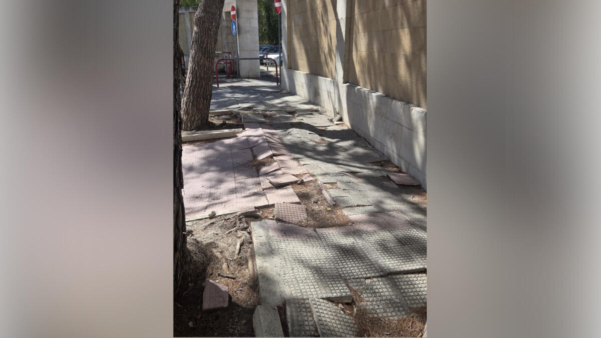 Bari, lo slalom di pazienti e disabili sul marciapiede della vergogna davanti al Policlinico Bari, lo slalom di pazienti e disabili sul marciapiede della vergogna davanti al Policlinico