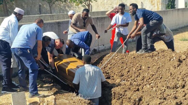 migranti seppelliti bari