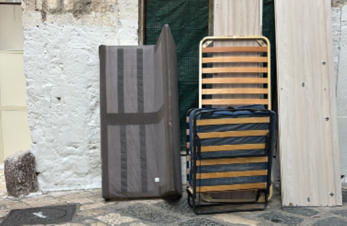 Sgombera una casa e scarica tutti i mobili nei vicoli di Bari Vecchia: identificato e denunciato Sgombera una casa e scarica tutti i mobili nei vicoli di Bari Vecchia: identificato e denunciato