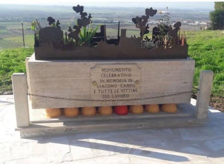monumento operaio morto