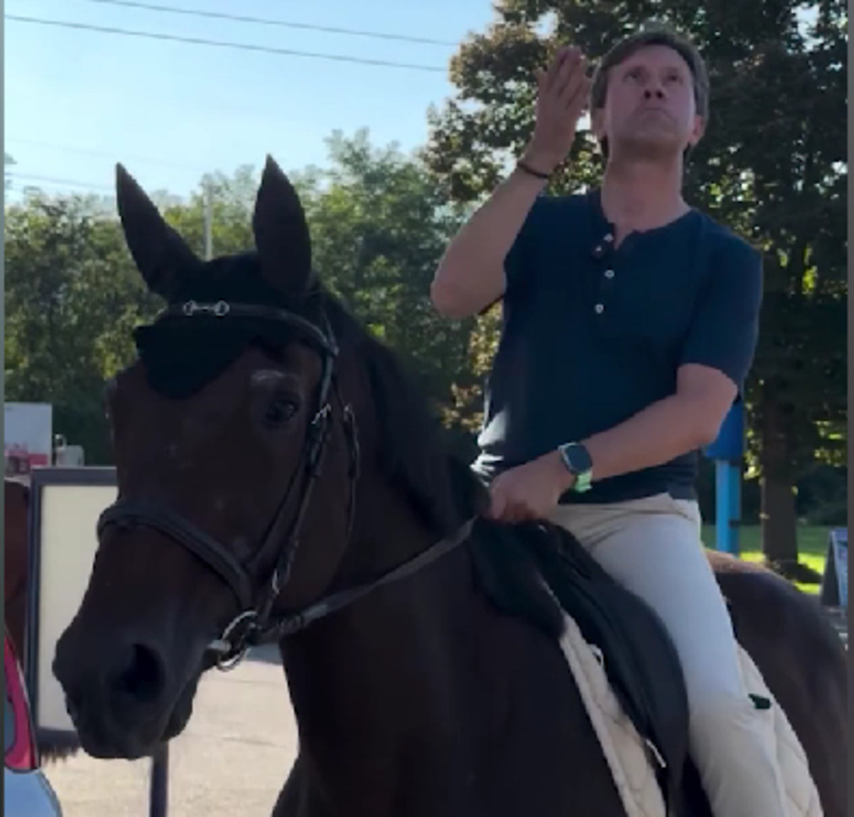 Nardella a cavallo al distributore: eurodeputato del Pd sui social contro il caro prezzi – VIDEO