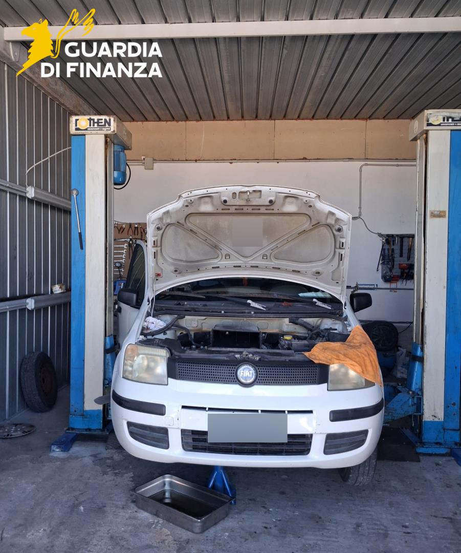 Brindisi, due box trasformati in officine abusive: sanzioni anche per i proprietari delle auto in riparazione